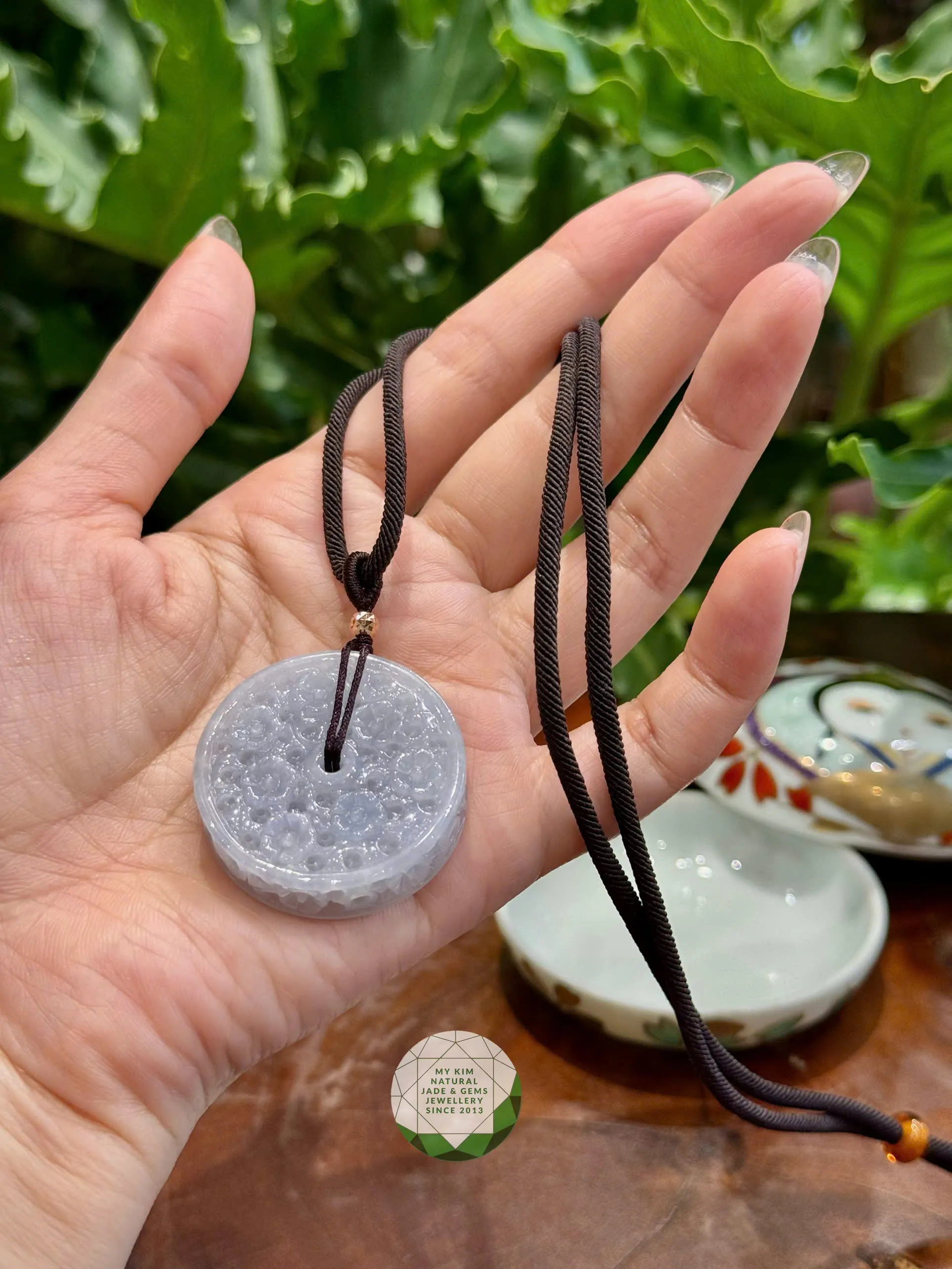 🌸 Mặt Ngọc Đồng Điếu Phỉ Thúy Tử La Lan – Hoa Mai Nở Giữa Sắc Ngọc Tím Nhạt