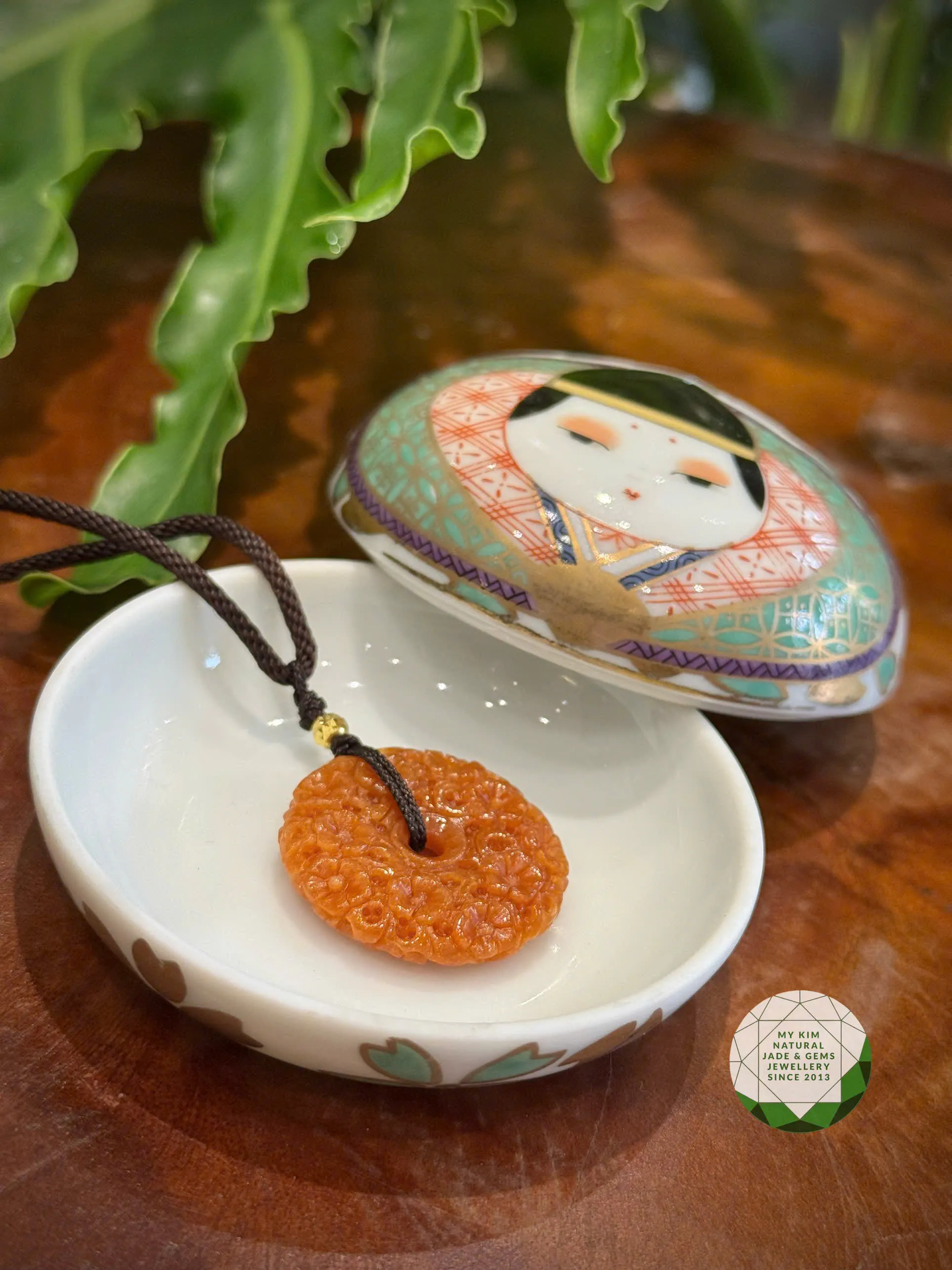 🌸 Mặt Dây Đồng Điếu Hoa Mai Cam Hoàng Huyết Ngọc Phỉ Thúy – Sắc Ấm của An Nhiên