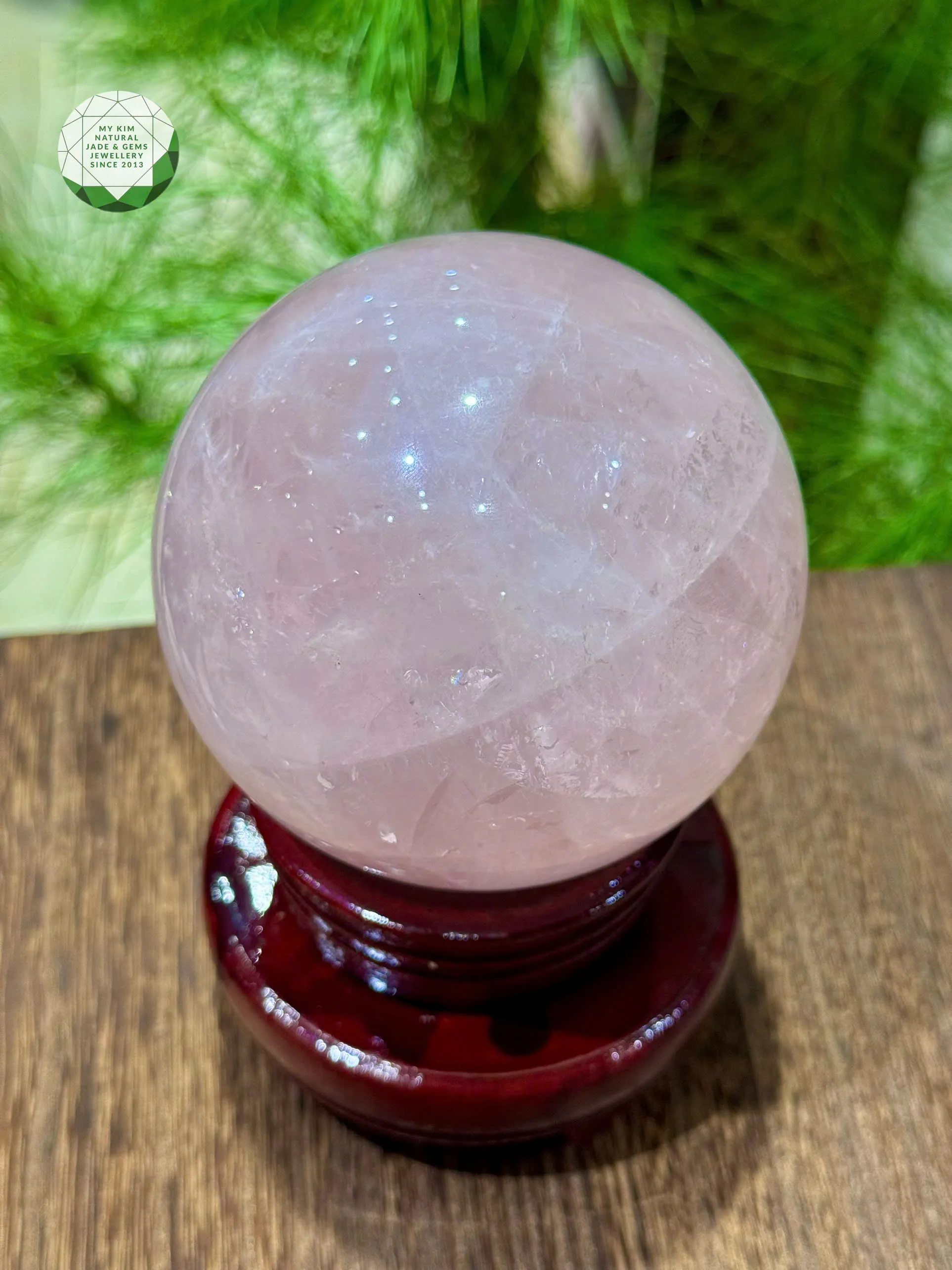 💖 Quả Cầu Đá Thạch Anh Hồng – Lan Tỏa Tình Yêu, Cân Bằng Cảm Xúc & Năng Lượng Tích Cực