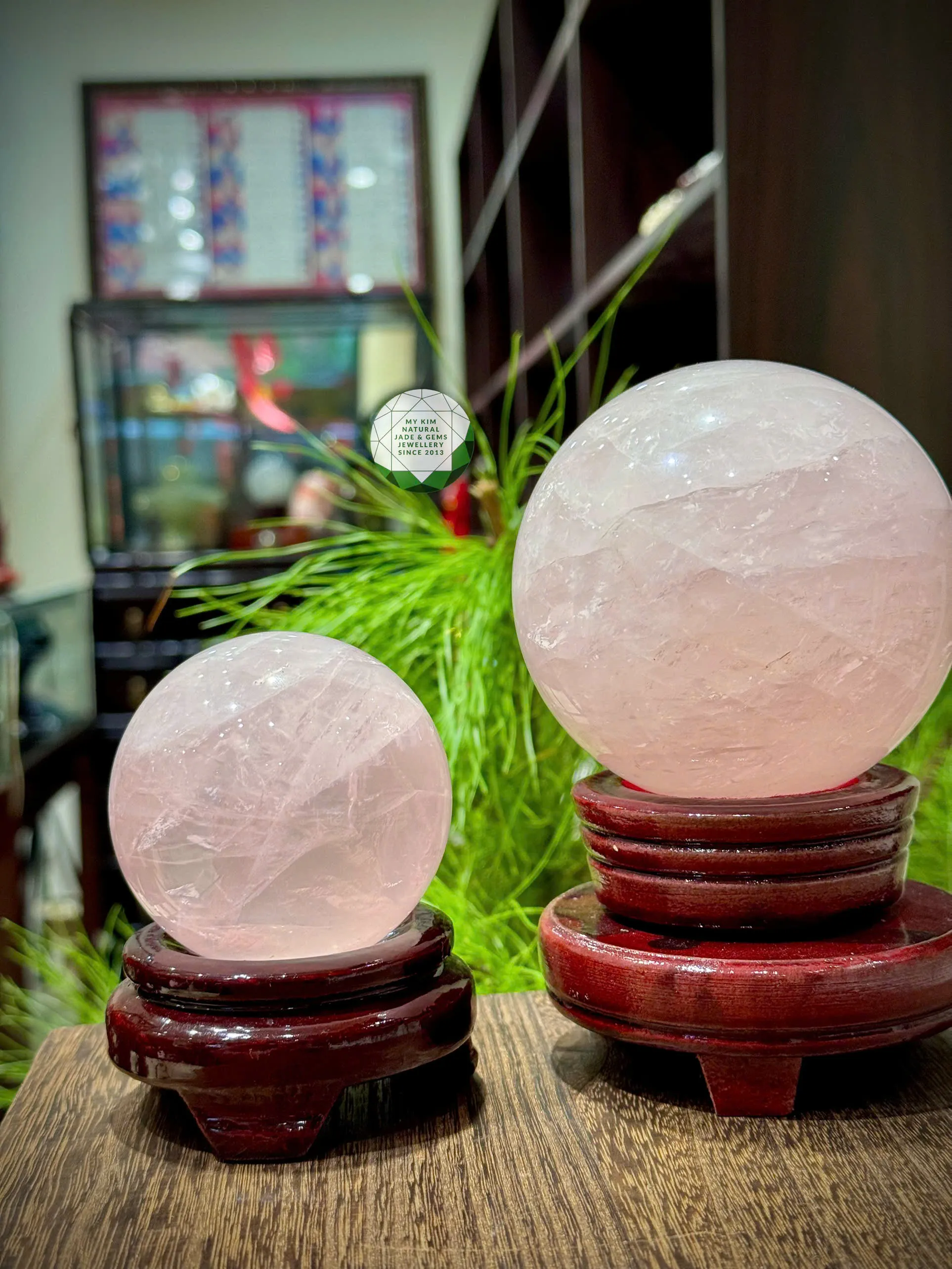 💖 Quả Cầu Đá Thạch Anh Hồng – Lan Tỏa Tình Yêu, Cân Bằng Cảm Xúc & Năng Lượng Tích Cực