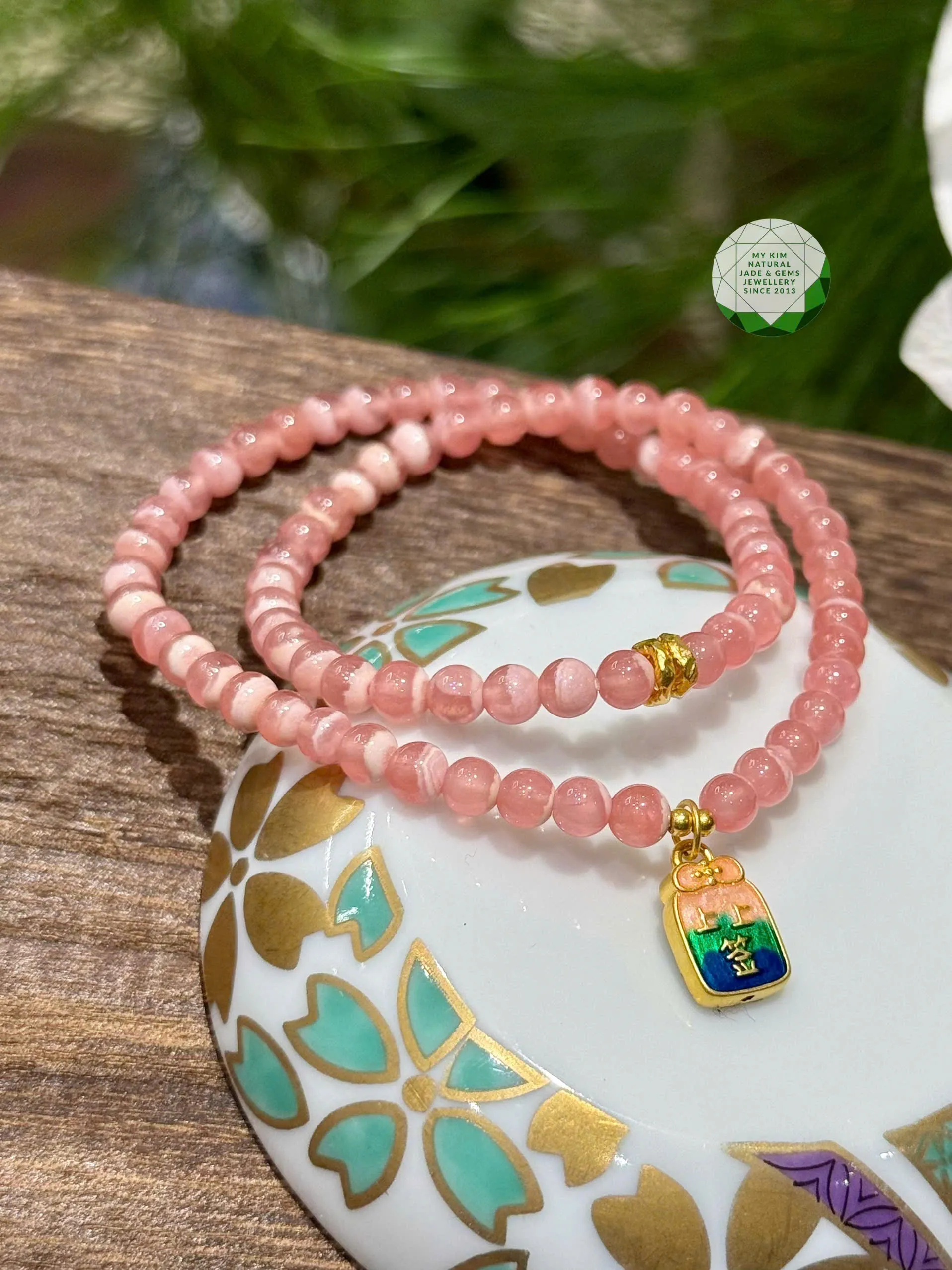 🌸 Vòng Đá Đào Hoa Mix Charm Vàng – Năng Lượng Tình Duyên & Vẻ Đẹp Thanh Nhã