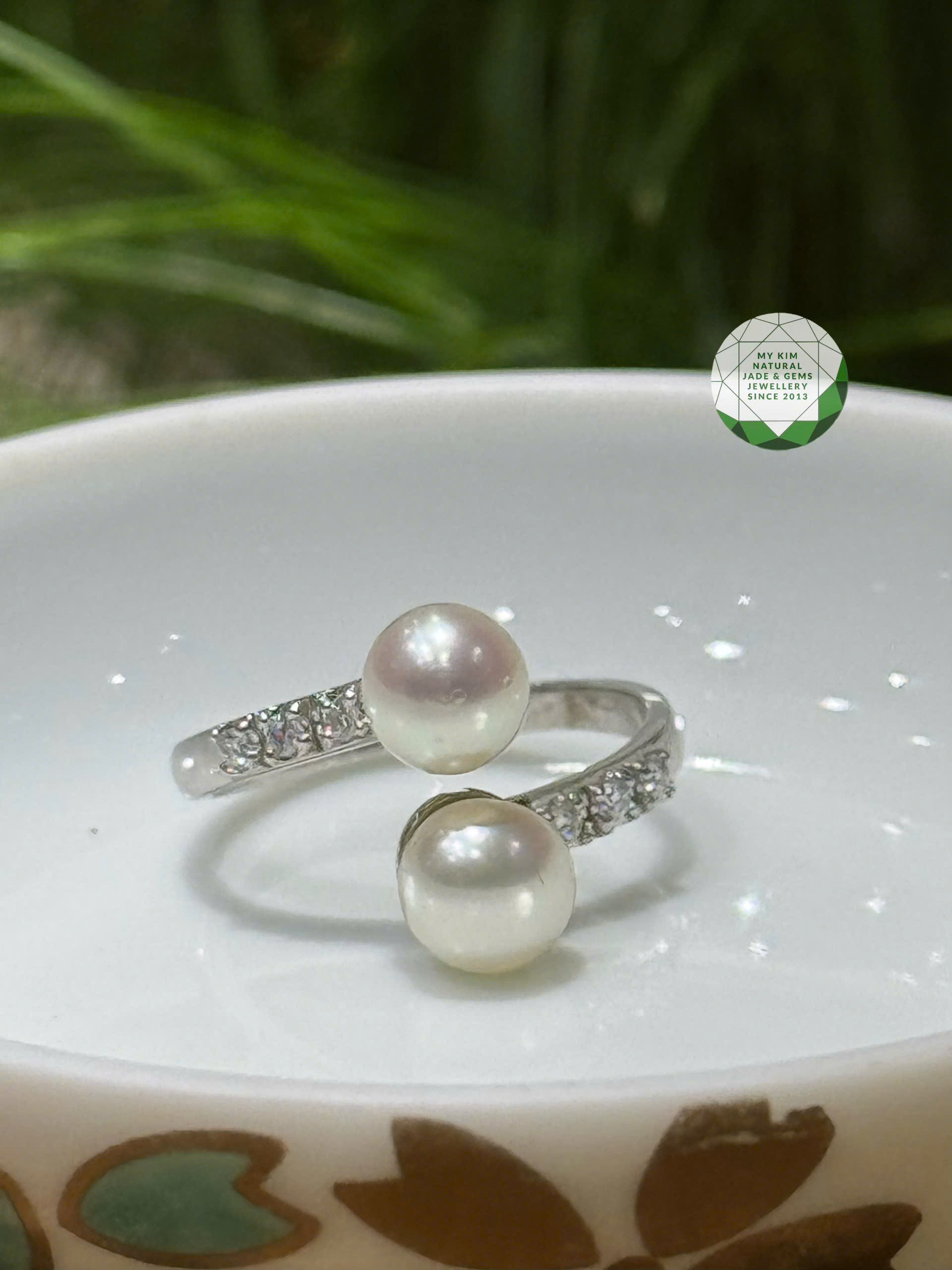 ✨ Nhẫn Vàng Trắng Đính Ngọc Trai & Viền Đá Nhỏ – Thanh Lịch & Tinh Tế