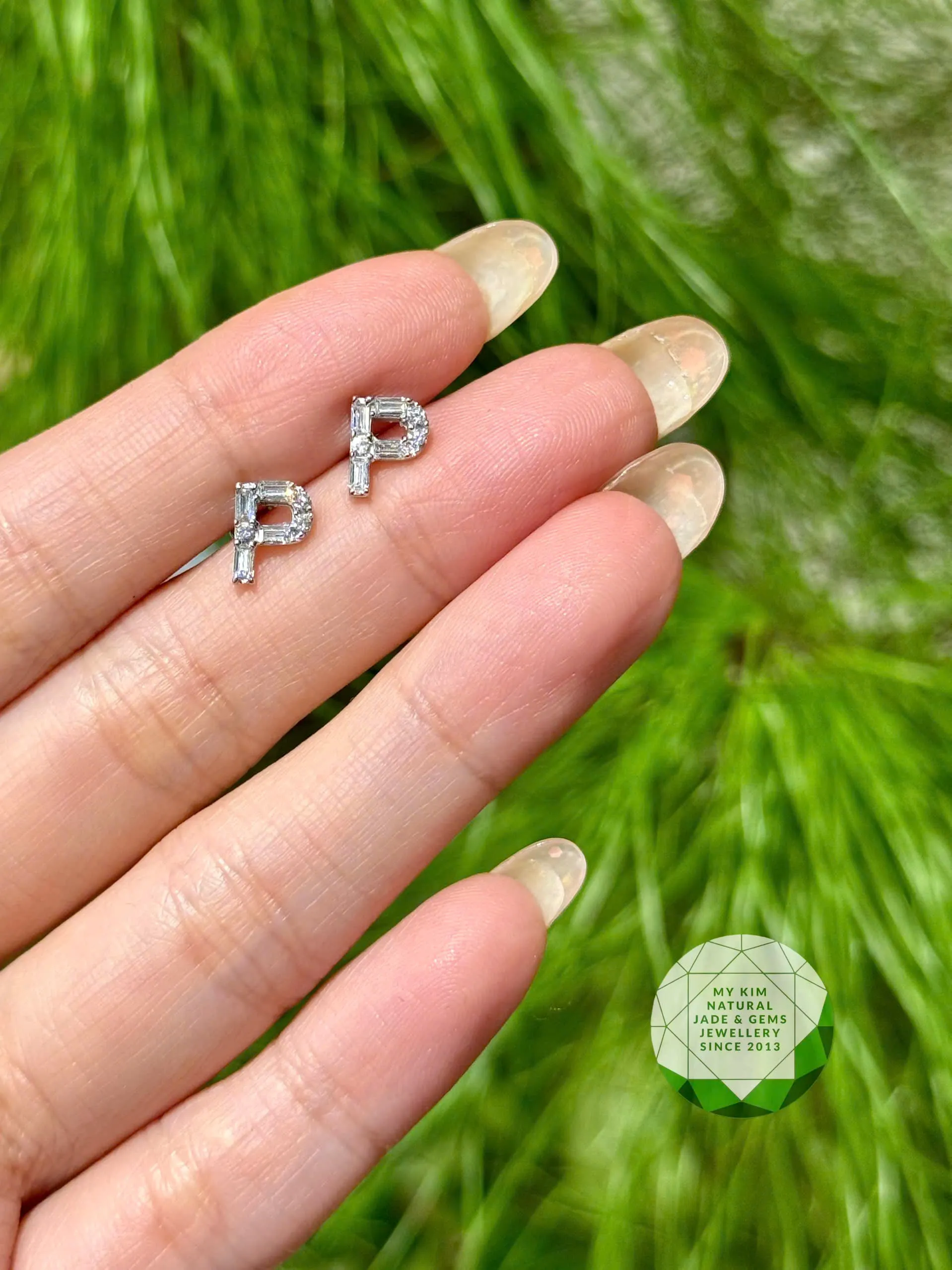 Bông Tai Chữ Vàng Trắng Đính Đá Vuông 6x8mm – Sang Trọng & Tinh Tế ✨