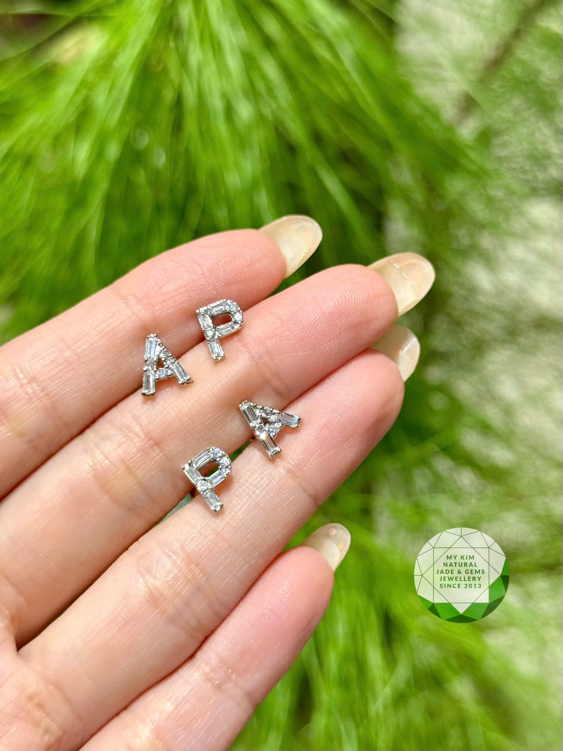 Bông Tai Chữ Vàng Trắng Đính Đá Vuông 6x8mm – Sang Trọng & Tinh Tế ✨