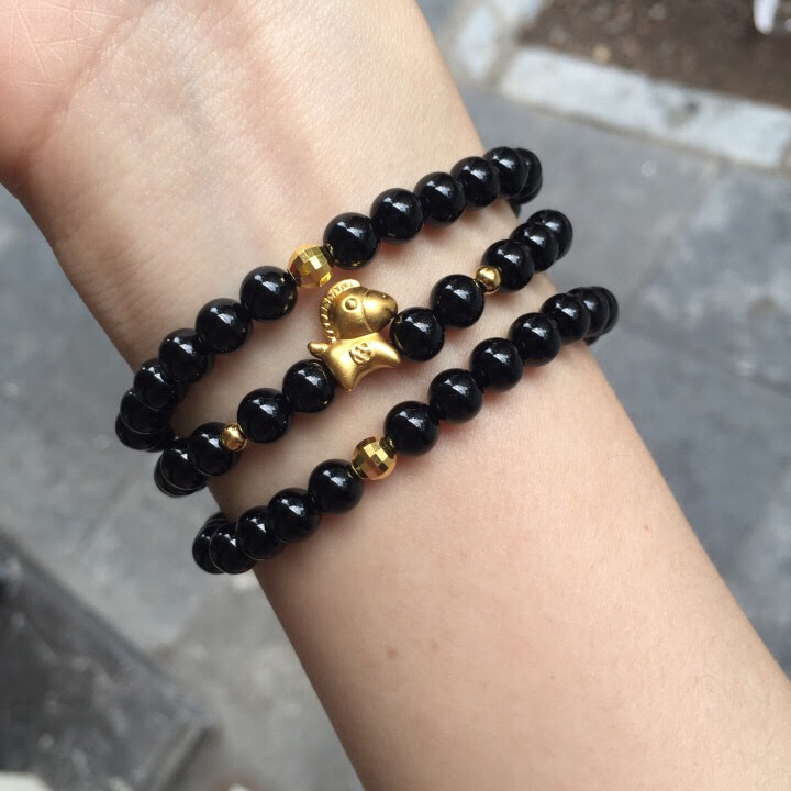 Vòng đá tektit mix charm vàng 24k