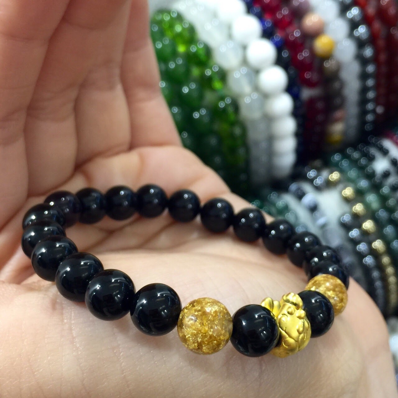 Vòng đá tektit mix charm vàng 24k