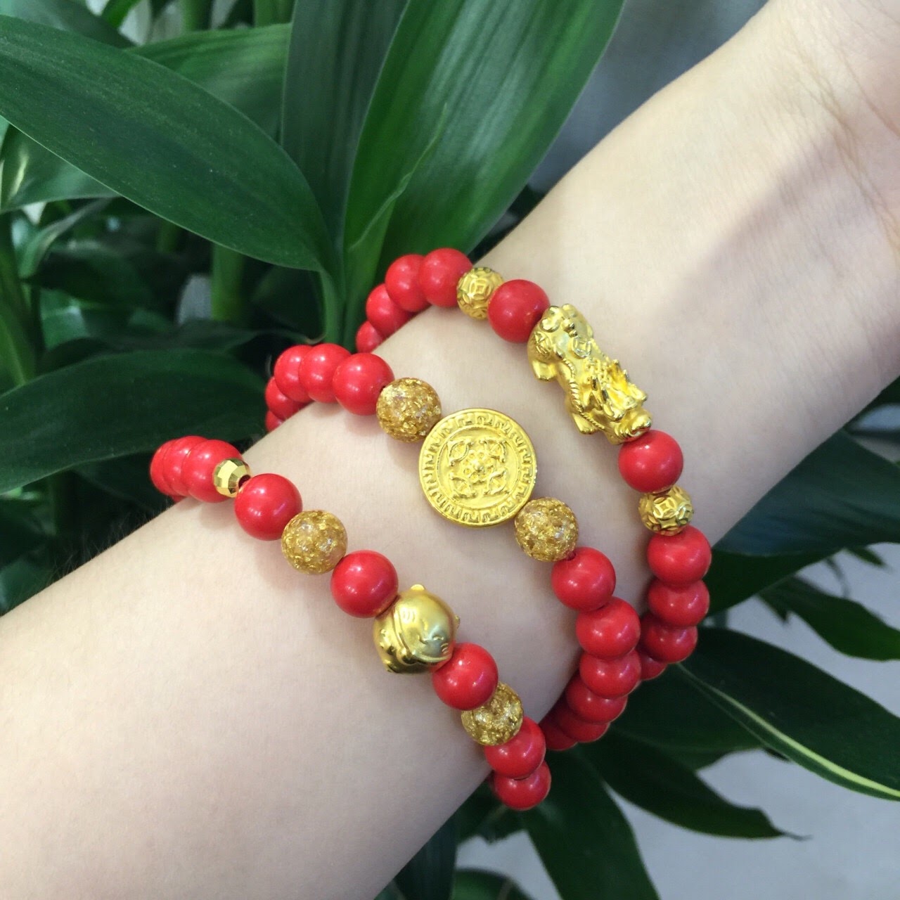 Vòng tay chusa đỏ mix charm vàng 24k