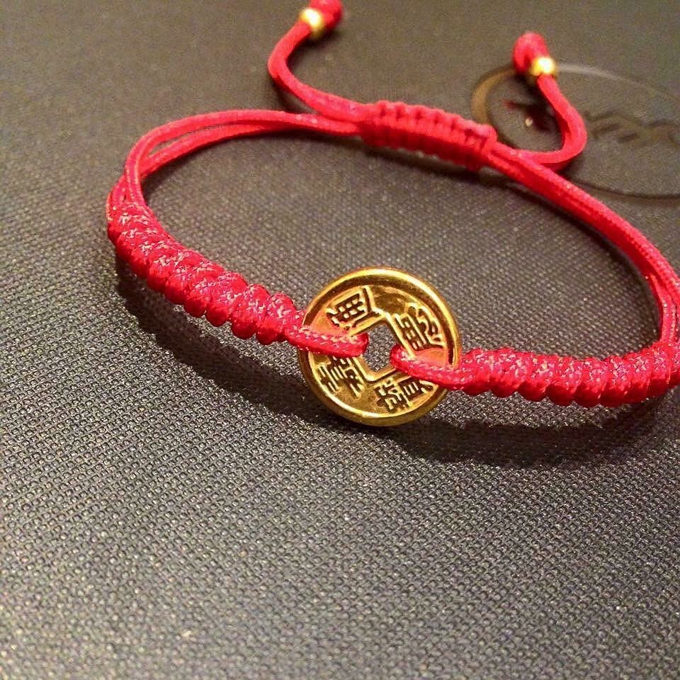 vòng dây tết đỏ charm xu vàng