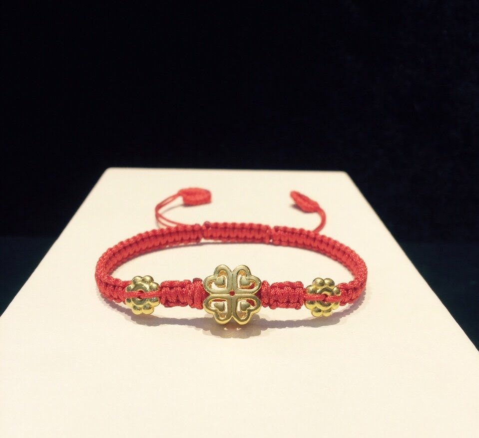 Vòng dây tết cỏ 4 lá + 2 chặn hoa vàng