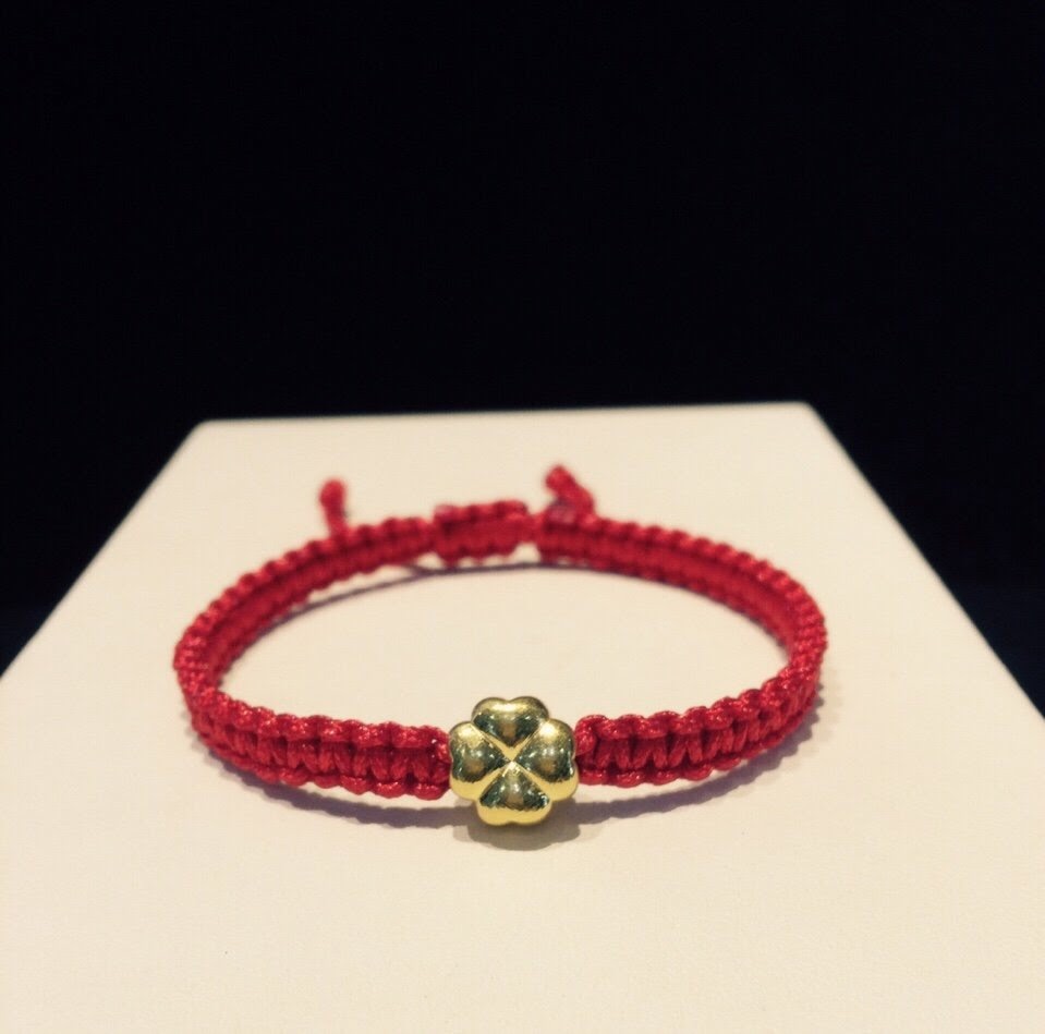 Vòng dây tết đỏ charm 4 lá vàng