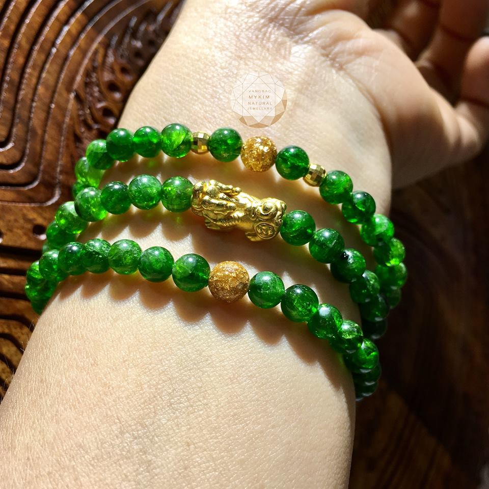 Vòng đá Diopside mix charm vàng 