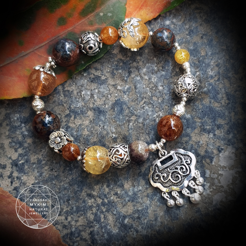 Vòng thạch anh tóc mix nhiều màu và charm bạc cao cấp