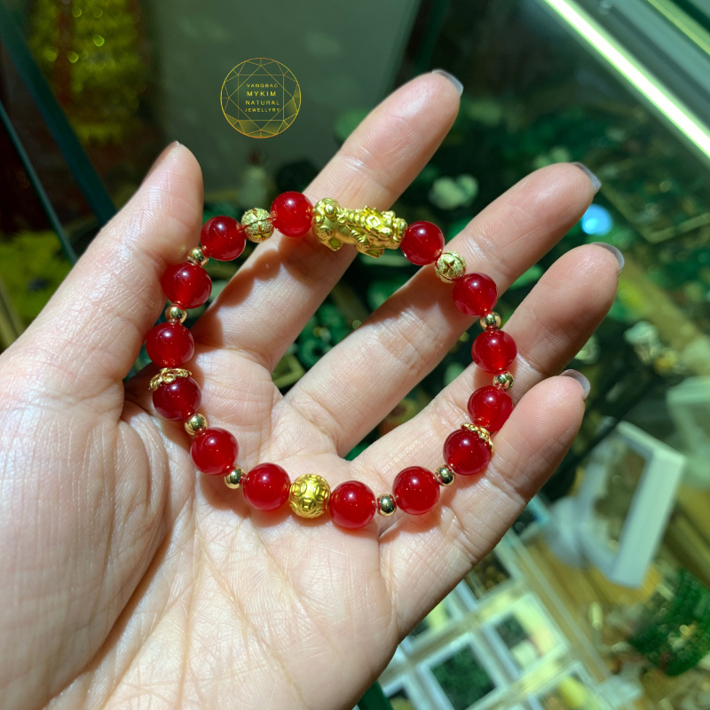 Vòng mã não đỏ mix charm tỳ hưu ,kim tiền bạc mạ vàng 