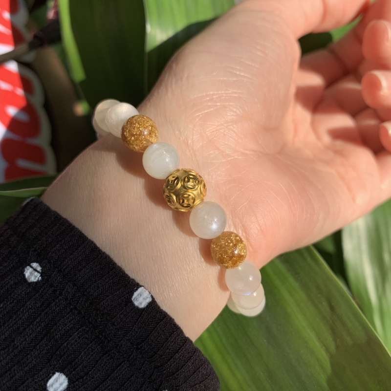 Vòng tay đá mặt trăng mix charm kim tiền vàng 24k