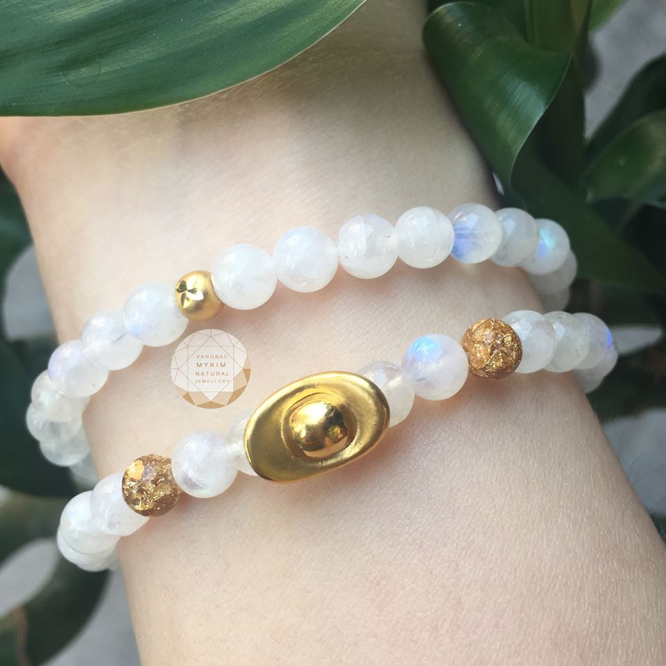 Vòng tay đá mặt trăng mix charm đĩnh vàng 