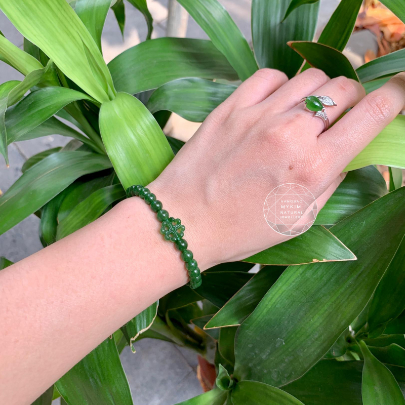 Vòng ngọc bích  xanh mix charm cỏ bốn lá ngọc vip