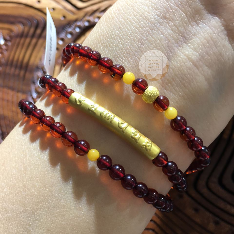 Vòng Hổ Phách Nâu Đỏ Mix Charm Vàng Ummani –  Bình An, May Mắn