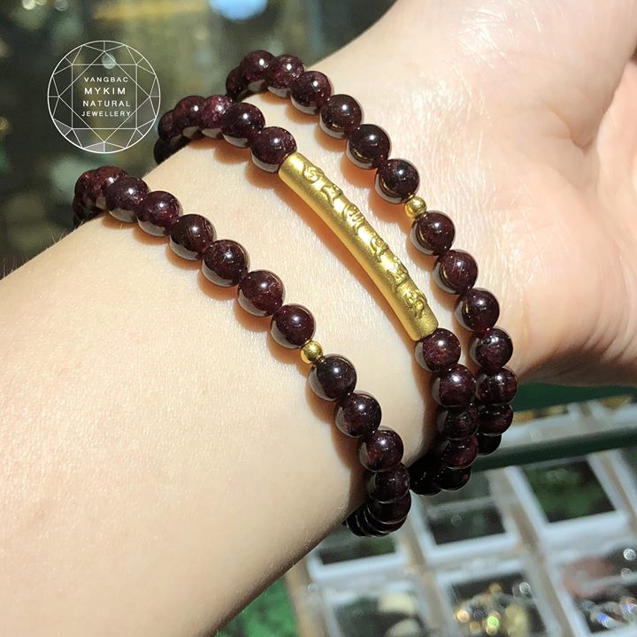 Vòng Granet nâu đỏ mix charm vàng 