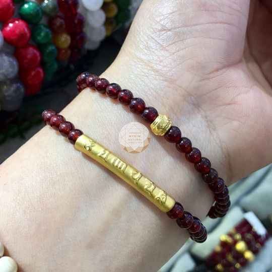 Vòng Granet nâu đỏ mix charm vàng 