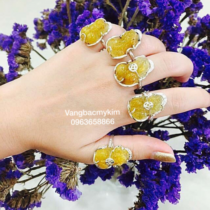 Nhẫn tỳ hưu thạch anh tóc vàng bọc bạc si vàng trắng