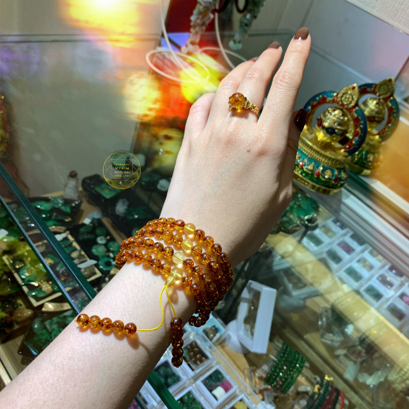 💛 Vòng Tay Hổ Phách Ong & Mật Lạp 6mm – Tinh Hoa Tự Nhiên Tại Vàng Bạc Mỹ Kim