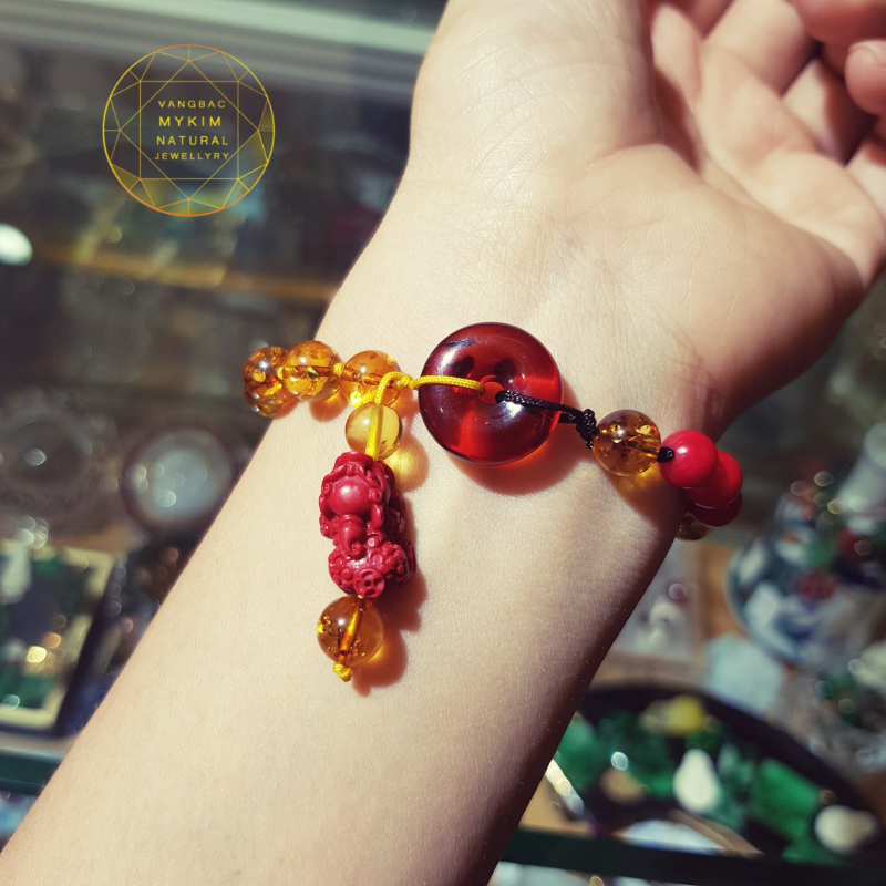 Vòng Dây Tết Hổ Phách Kết Hợp San Hô Đỏ – Charm Tỳ Hưu Chusa – Sự Hòa Quyện Cổ Điển & Sang Trọng