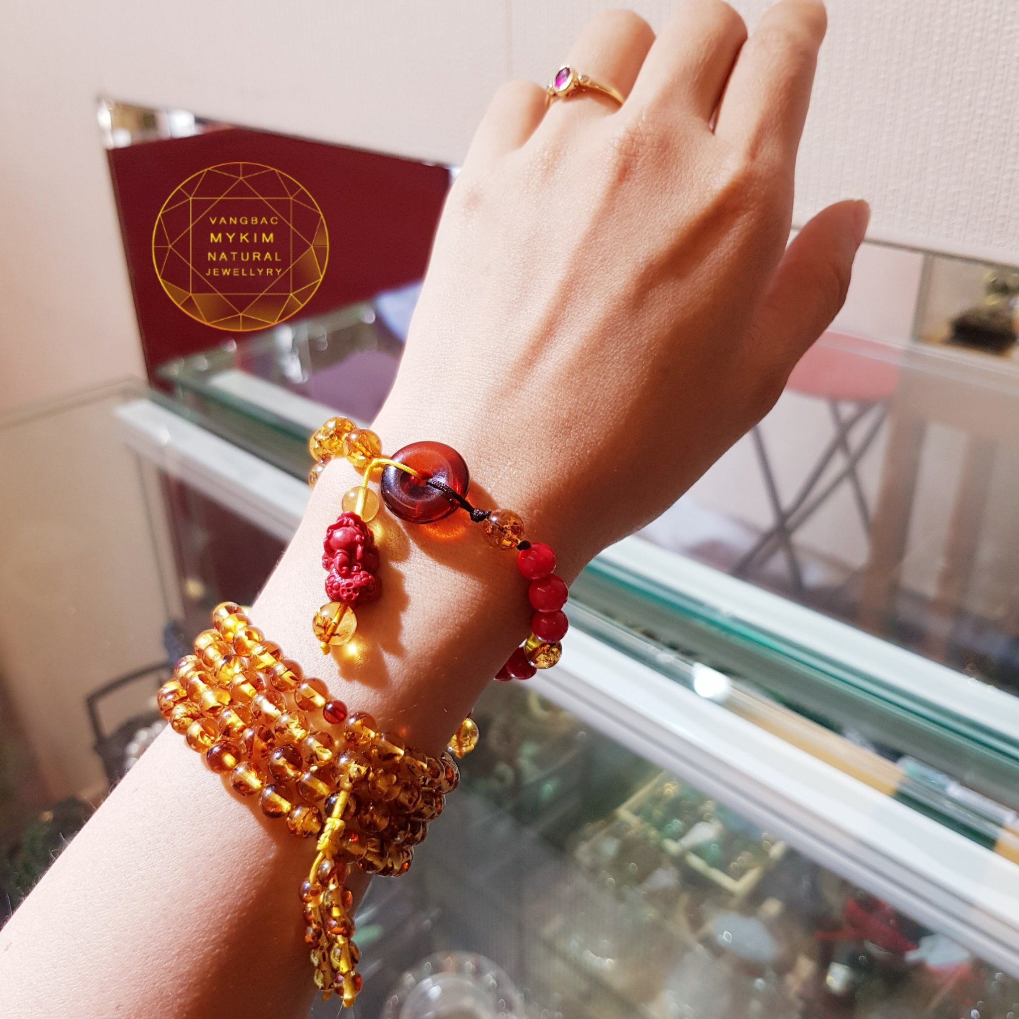 Vòng Hổ Phách Ong Thiên Nhiên Cuốn Tay 108 Hạt size 5-6mm – Hành Trình Thời Gian và Ý Nghĩa Tinh Thần