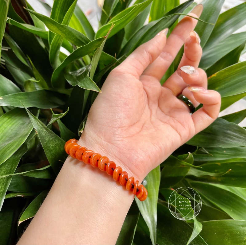 Vòng Tay Ngọc Phỉ Thúy Myanmar Màu Cam – Sắc Ấm Thanh Lịch, Dáng Đồng Điếu Dẹt