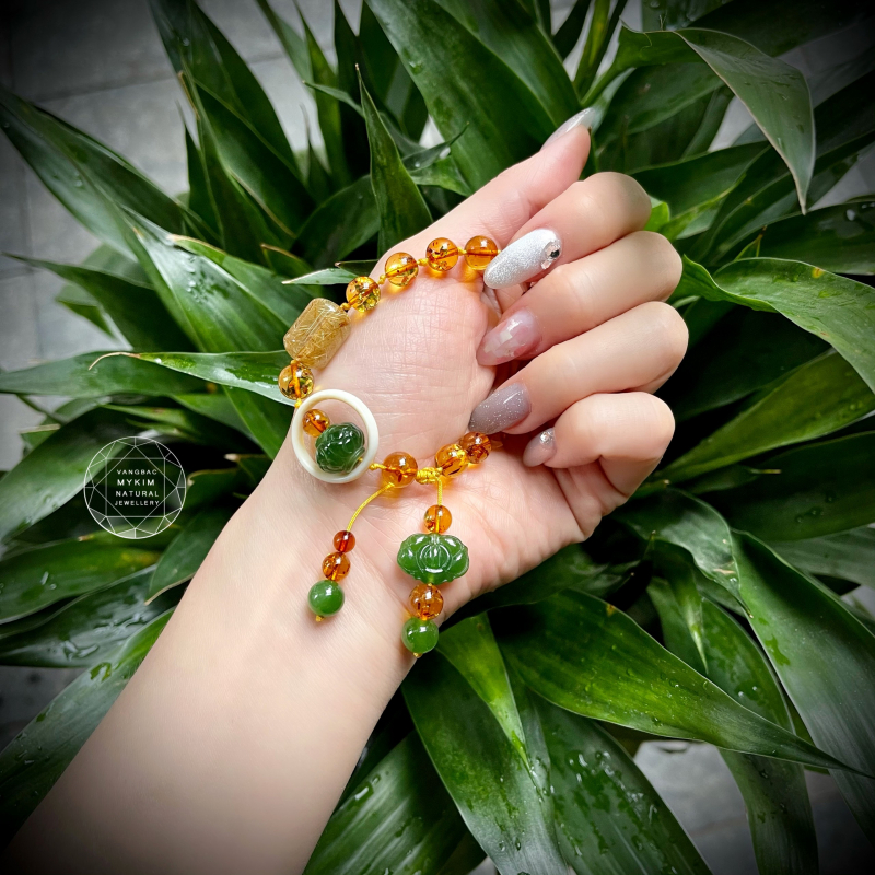 Vòng Dây Tết Mix Hổ Phách Ong, Ngọc Bích Nephrite & Thạch Anh Tóc Vàng – Charm Hoa Sen Tua Rơi Tinh Tế