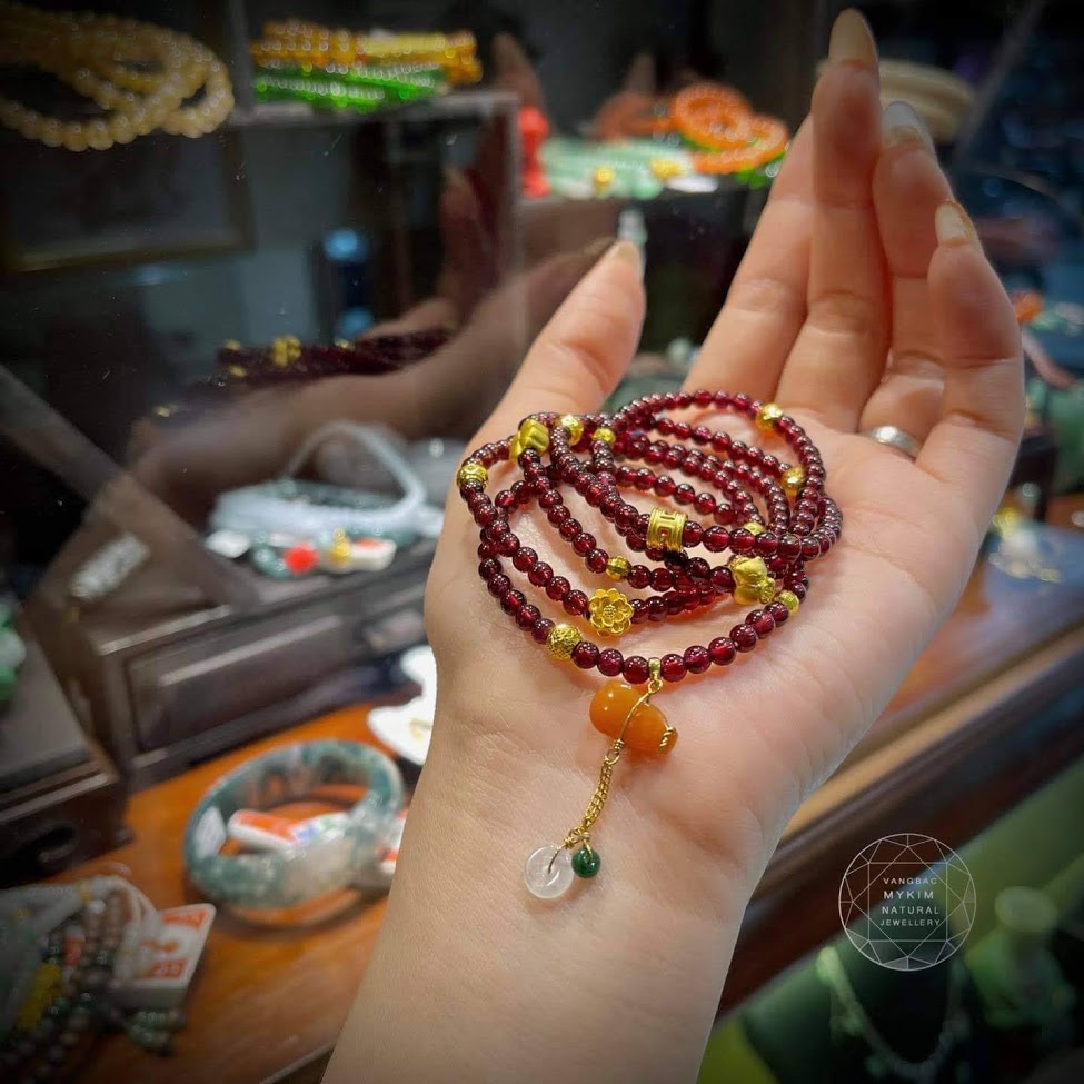 🌸 Vòng Tay Garnet Đỏ Mix Ngọc Phỉ Thúy – Charm Vàng & Hồ Lô Điêu Khắc