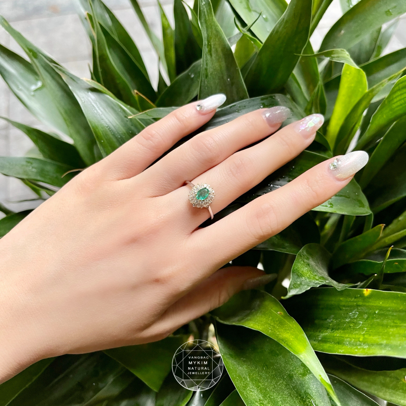 Nhẫn Emerald - Ngọc Lục Bảo viền đá - Bạc si vàng trắng 18k