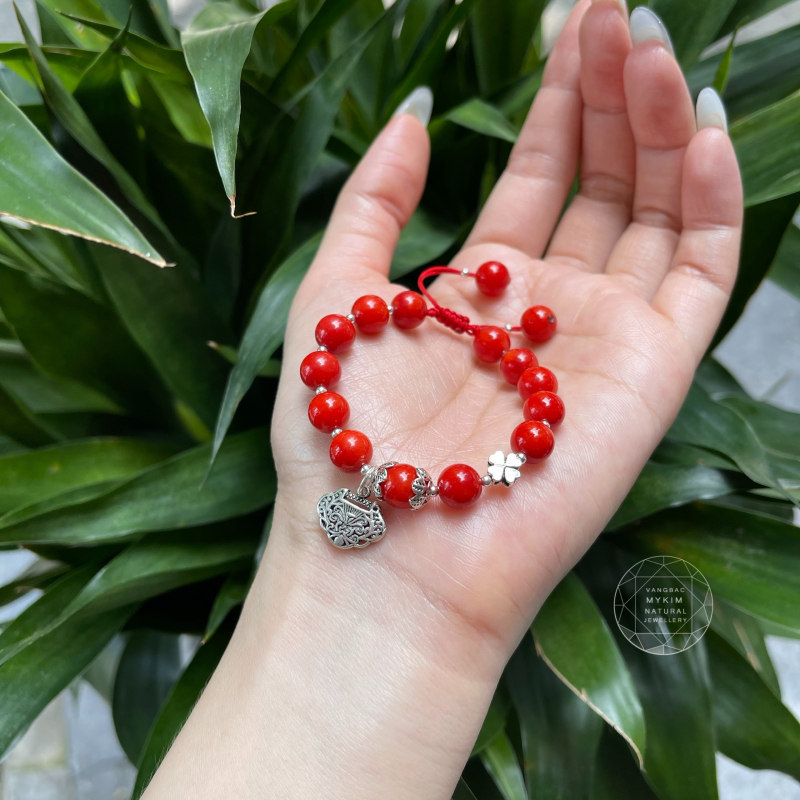 Vòng Dây Tết San Hô Đỏ Cam Mix Bạc 925 – Khóa Trường Mệnh & Charm Cỏ Bốn Lá – Sợi Dây Gắn Kết Bình An