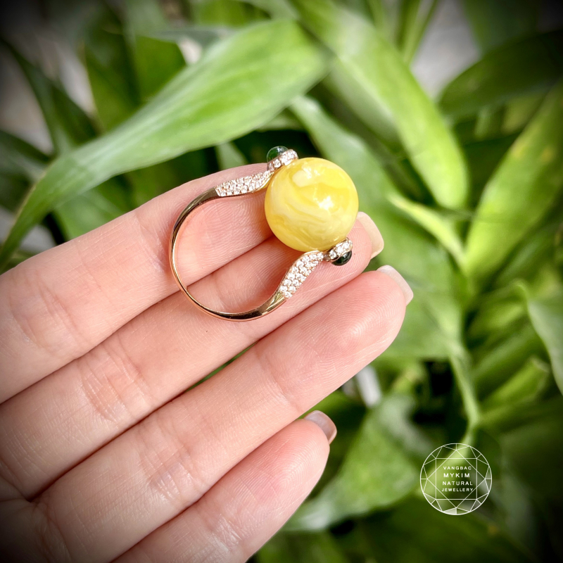 Nhẫn Hổ Phách Mật Lạp – Tinh Hoa Vàng Hồng 18k Điểm Xuyết Kim Cương Moissanite & Ngọc Phỉ Thúy