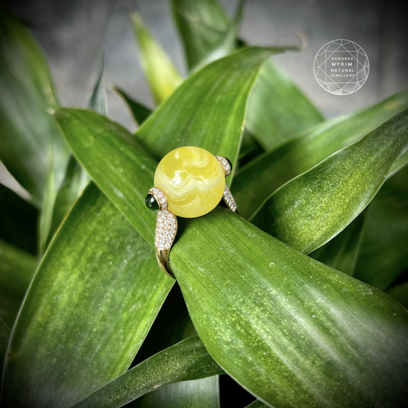 Nhẫn Hổ Phách Mật Lạp – Tinh Hoa Vàng Hồng 18k Điểm Xuyết Kim Cương Moissanite & Ngọc Phỉ Thúy