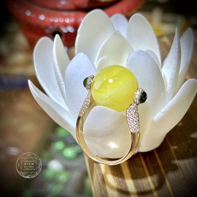 Nhẫn Hổ Phách Mật Lạp – Tinh Hoa Vàng Hồng 18k Điểm Xuyết Kim Cương Moissanite & Ngọc Phỉ Thúy