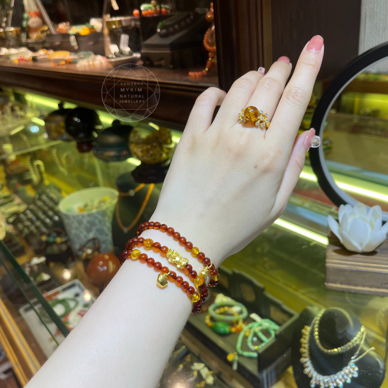 Vòng Hổ Phách Nâu mix Vàng  – Tỳ Hưu Đĩnh Vàng Phong Thủy Thu Hút Tài Lộc
