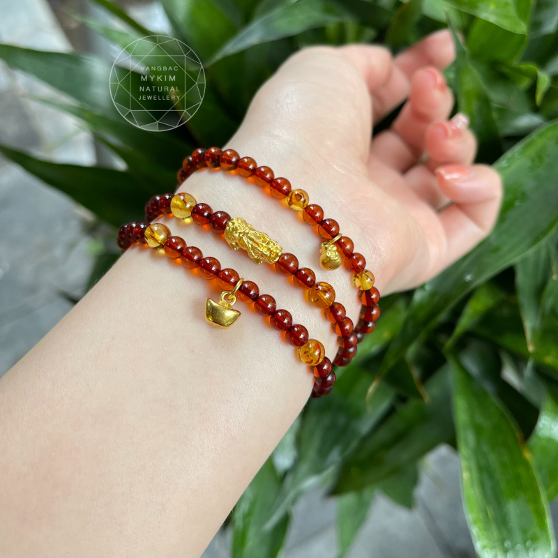 Vòng Hổ Phách Nâu mix Vàng  – Tỳ Hưu Đĩnh Vàng Phong Thủy Thu Hút Tài Lộc