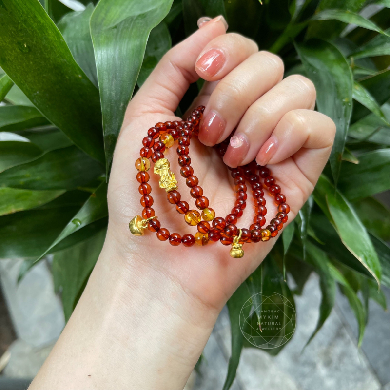 Vòng Hổ Phách Nâu mix Vàng  – Tỳ Hưu Đĩnh Vàng Phong Thủy Thu Hút Tài Lộc