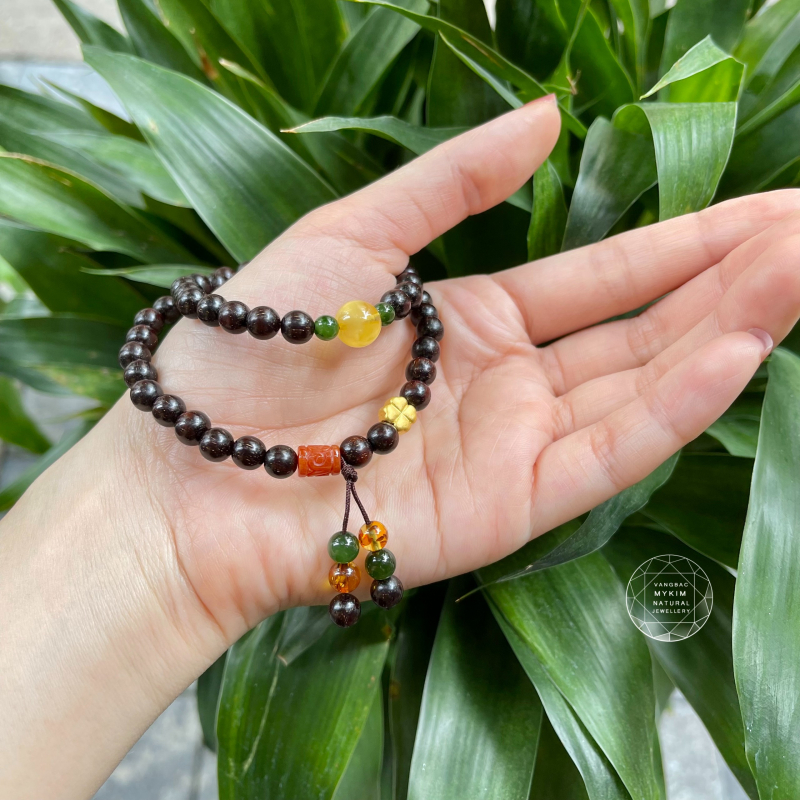 Chuỗi vòng gỗ Tiểu Diệp Tử Đàn mix Ngọc và Hổ Phách - Vàng 