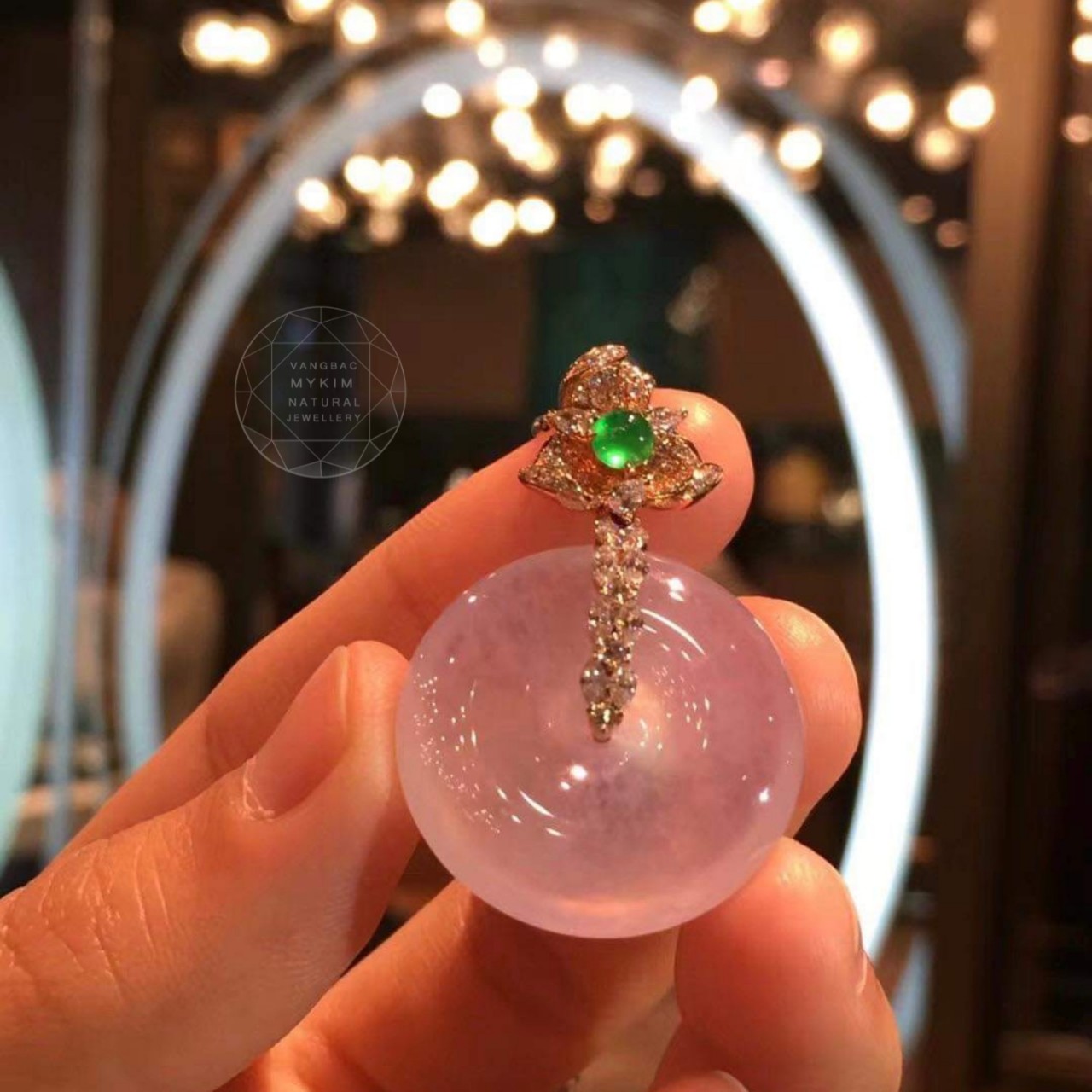 Ngọc Phỉ Thúy Đồng Điếu Tử La – Bọc Vàng Trắng, Cuống Hoa Đính Moissanite & Ngọc Jade Cân Bằng Sinh Khí