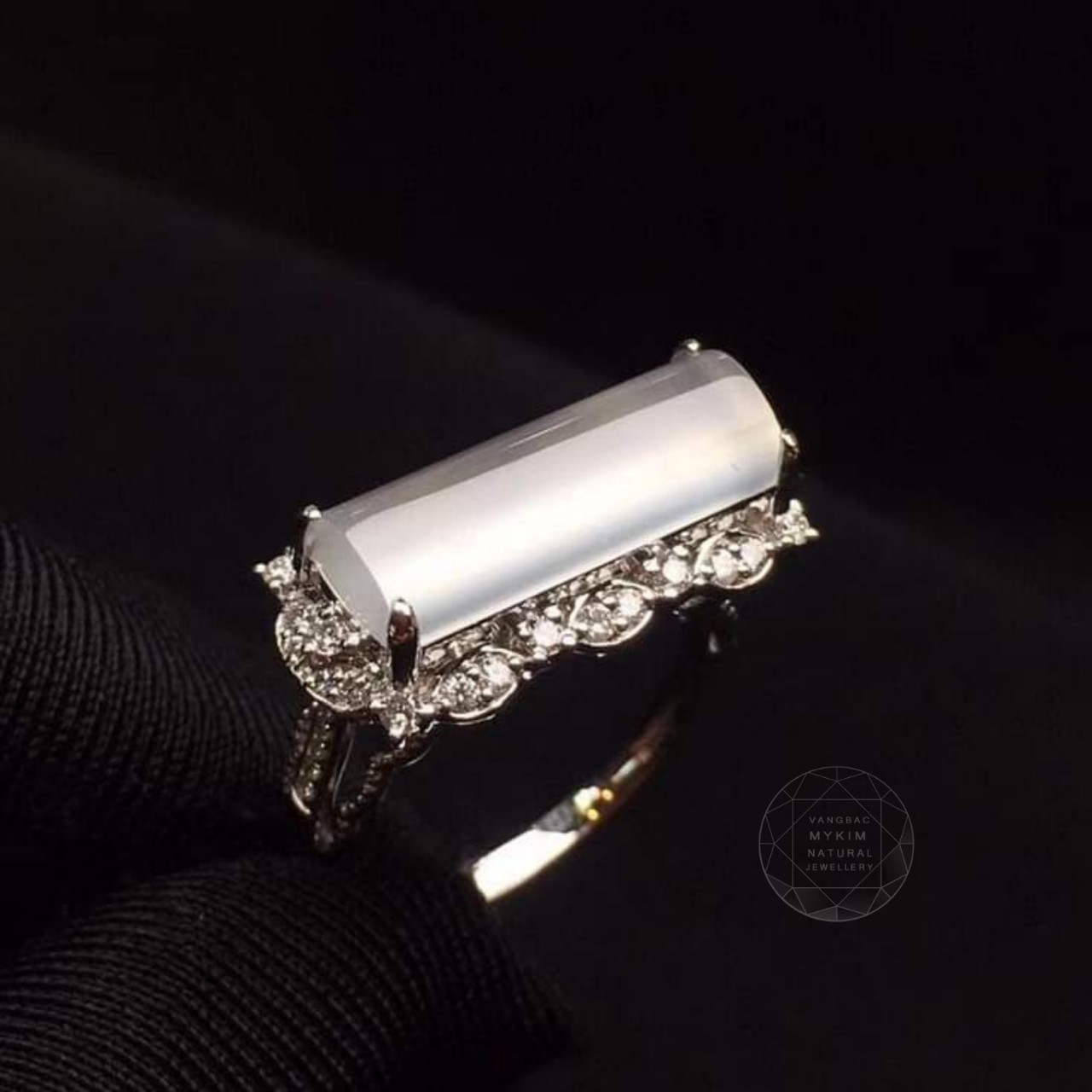 💍 NHẪN BĂNG NGỌC PHỈ THÚY – VÀNG TRẮNG 10K | 14K | 18K ĐÍNH MOISSANITE | THANH NHÃ MÀ CÁ TÍNH