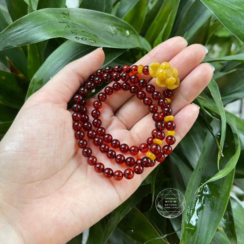 🌿 Chuỗi Vòng Hổ Phách Mix Hoa Sen Ngọc Phỉ Thúy Jadeite Vàng – Sự Hòa Quyện Tinh Tế Của Thiên Nhiên Và Nghệ Thuật