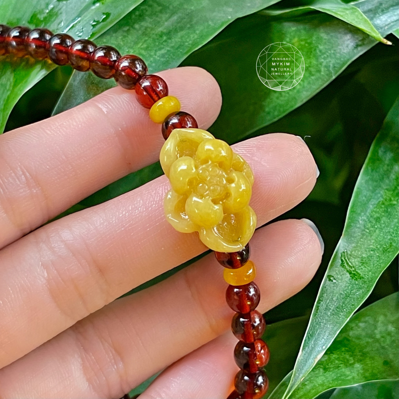 🌿 Chuỗi Vòng Hổ Phách Mix Hoa Sen Ngọc Phỉ Thúy Jadeite Vàng – Sự Hòa Quyện Tinh Tế Của Thiên Nhiên Và Nghệ Thuật