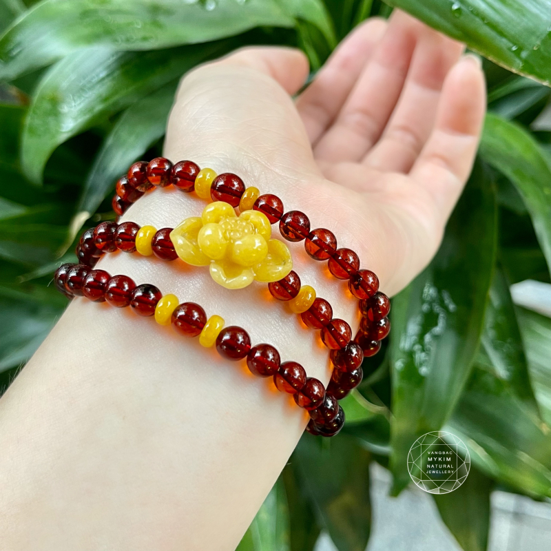 🌿 Chuỗi Vòng Hổ Phách Mix Hoa Sen Ngọc Phỉ Thúy Jadeite Vàng – Sự Hòa Quyện Tinh Tế Của Thiên Nhiên Và Nghệ Thuật