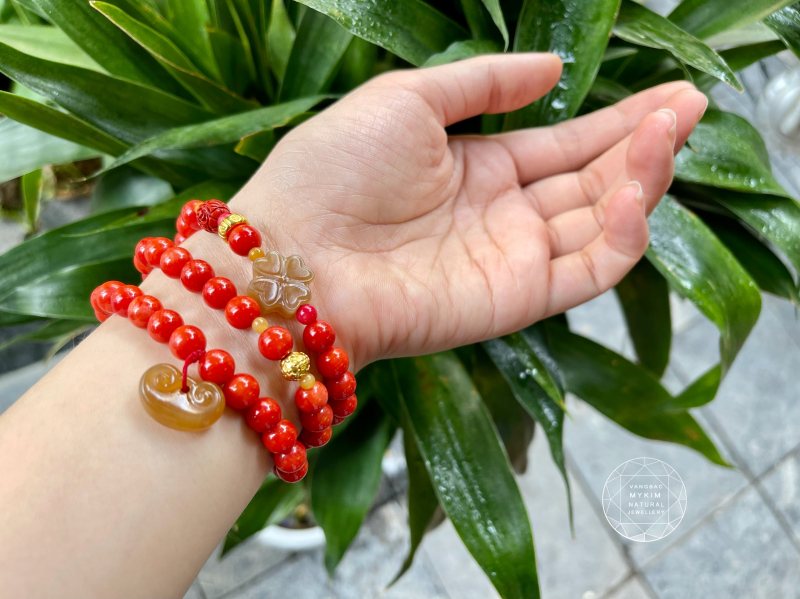 Vòng San Hô Đỏ Mix Ngọc Bích Hòa Điền Hình Khóa Trường Mệnh & Cỏ Bốn Lá – mix Vàng – Sự Kết Nối Tinh Tế Giữa Thiên Nhiên Và Tâm Linh