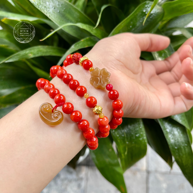 Vòng San Hô Đỏ Mix Ngọc Bích Hòa Điền Hình Khóa Trường Mệnh & Cỏ Bốn Lá – mix Vàng – Sự Kết Nối Tinh Tế Giữa Thiên Nhiên Và Tâm Linh