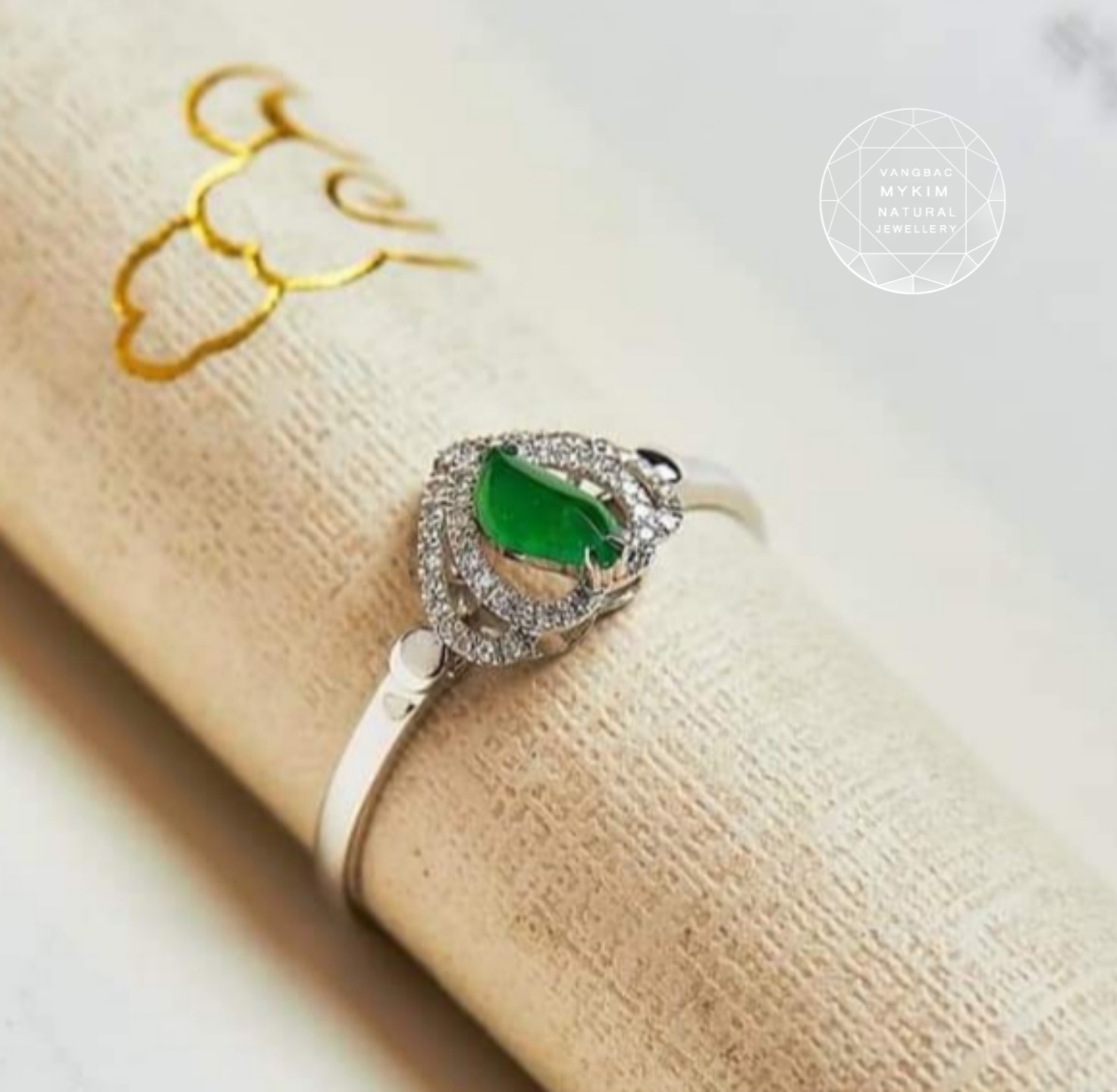 🌸 Nhẫn Ngọc Phỉ Thúy – Cảm Hứng Nụ Sen Hé Nở – Bọc Vàng Trắng 10k | 14k | 18k – Đính Đá Moissanite