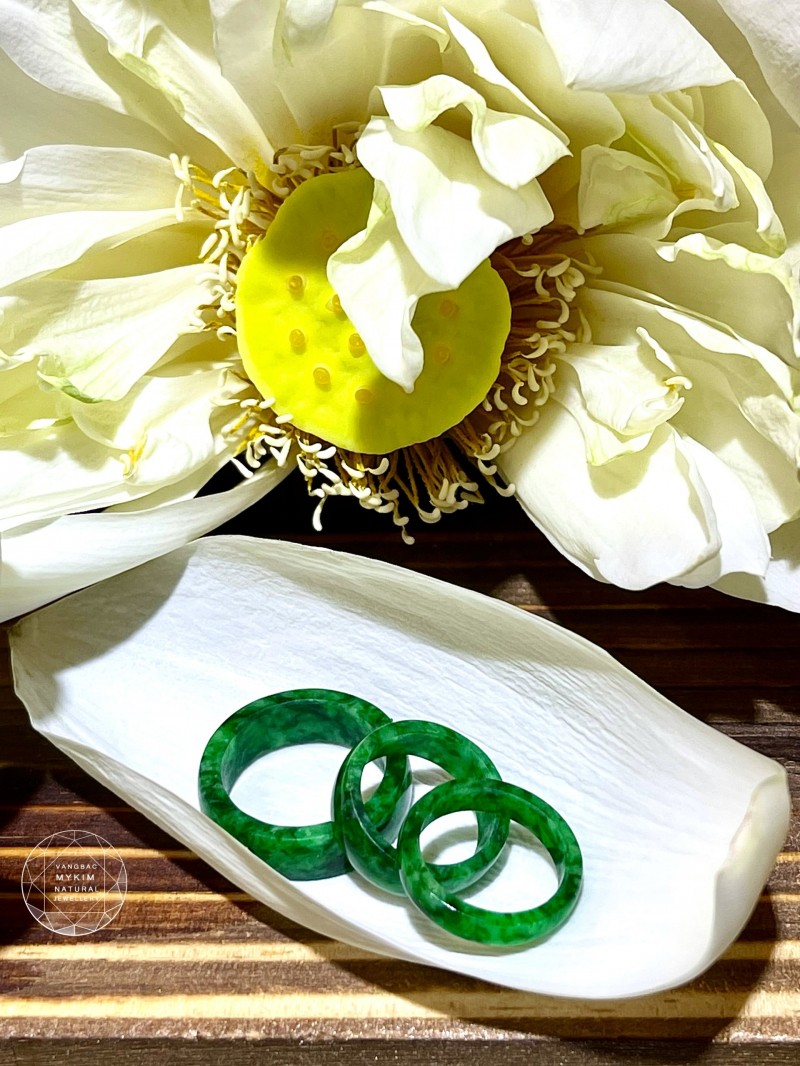 💚 Nhẫn Ngọc Phỉ Thúy Tròn Nguyên Khối – Xanh Rêu | Nhiều Size