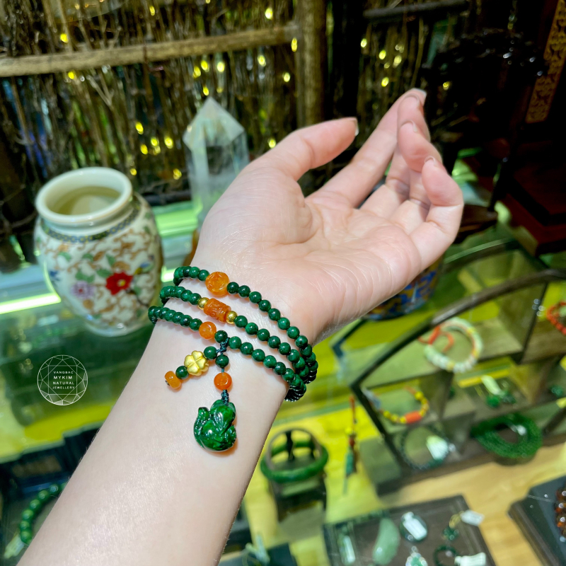 🖤 Vòng Đá Sơn Thủy Mix Ngọc Phỉ Thúy – Charm Hồ Ly & Cỏ Bốn Lá Vàng 10K | Giao Hòa Trí Tuệ – Duyên Dáng – Thu Hút Dịu Dàng