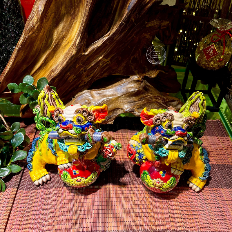 🦄 Cặp Kỳ Lân Ngậm Kiếm Ôm Quả Cầu Đỏ – Gốm Sứ Men Rạn Đài Loan | Biểu Tượng Uy Quyền, Tinh Thần Chiến Binh và Tài Lộc Phong Thủy